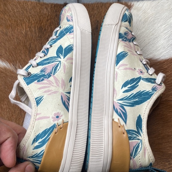 Womens Toms sneakers size 8 check them out very nice thanks 🙏 - Picture 7 of 8